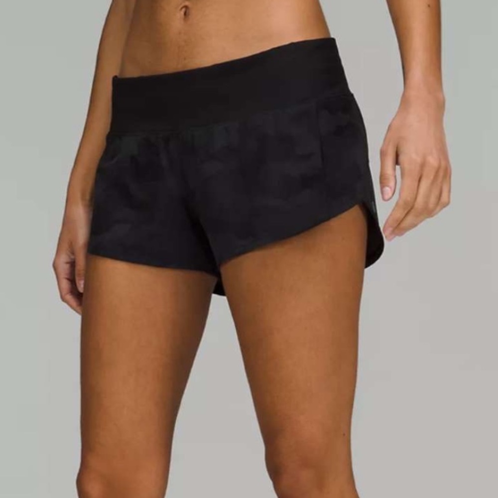 LULULEMON BRAND NEW size 4 speed up 2.5 inch inseam